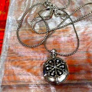 ❤️ Brighton Snowflake Locket EUC